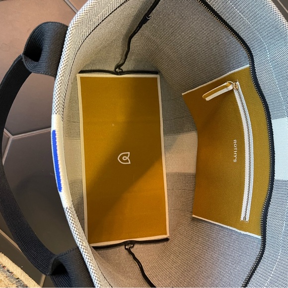 Rothy’s Essential Tote in Grey Mist - Picture 3 of 6